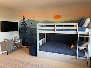 Updated kid bunkroom w/queen bed and custom wall mural!