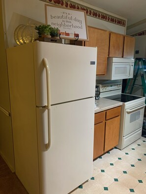 fully equipped kitchen with microwave and dishwasher 