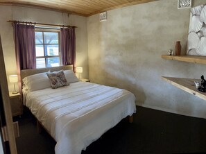 Bedroom 2: queen bed 