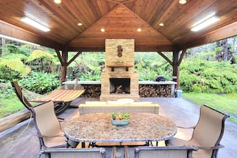 Rainforest Retreat w/Outdoor Fireplace & Hot Tub