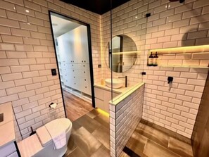 Mater bedroom ensuite