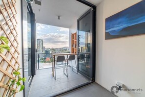 Alfresco dining on balcony