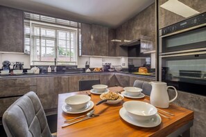 Crown Street: Kitchen with dining table