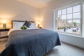 Crown Street, Bury St Edmunds: Master bedroom with king-size bed