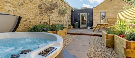 Outdoor spa tub