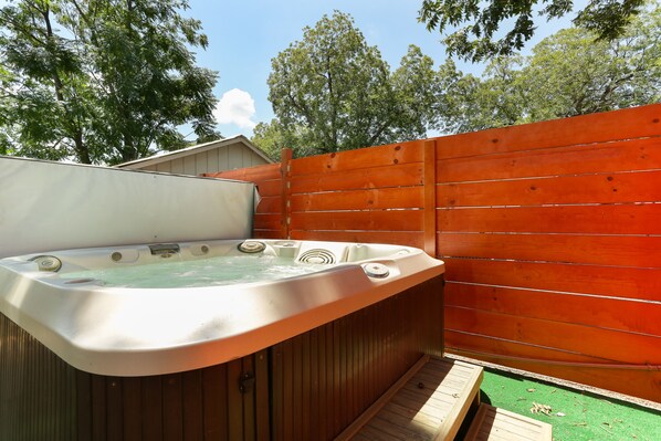 Outdoor spa tub