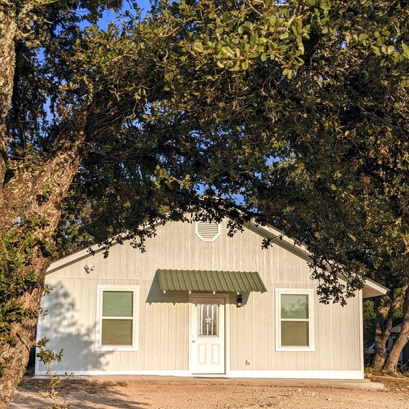 Relax at Shady Oaks Cottage, brand new construction finished in late 2022.