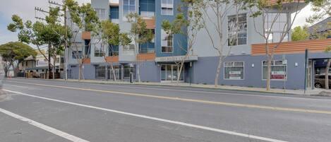 Emeryville Vacation Rental | Studio | 2BA | Stairs Required | 1,300 Sq Ft