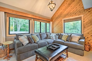 Living Room | Main Level | Free WiFi | Wood-Burning Fireplace | Smart TV