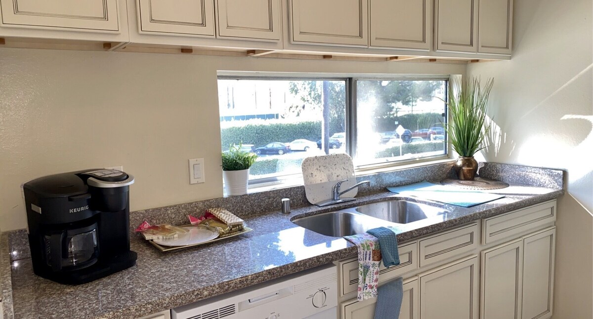 Beautiful Luxury Condo only Minutes from Hollywood