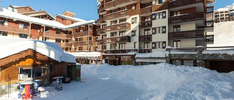 Himmel, Gebäude, Eigentum, Schnee, Fenster, Einfrieren, Haus, Nachbarschaft, Urban Design, Wohngebiet