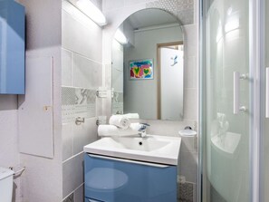 Miroir, Robinet, Évier, Luminaire Plomberie, Lavabo, Propriété, Salle De Bains, Bleu, Violet, Bâtiment