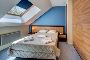 The bedding configurations in this unit vary. Let us know if you have a preference.