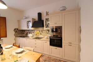 Cabinetry, Countertop, Schublade, Herd, Küche, Holz, Küchengerät, Fussboden, Flooring, Holzbeize