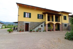 Plant, Building, Window, Sky, House, Tree, Land Lot, Residential Area, Landscape