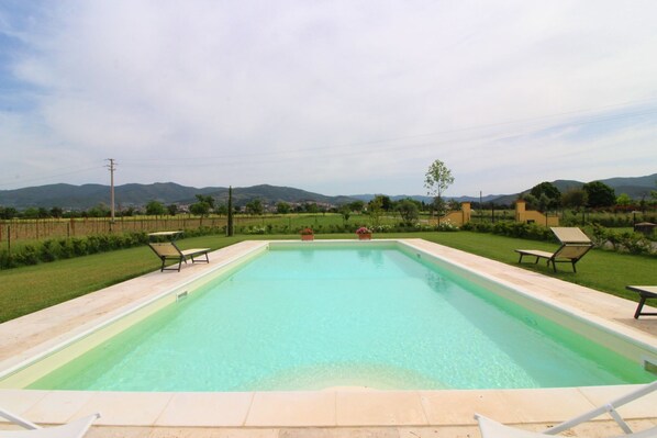 Water, Sky, Cloud, Swimming Pool, Nature, Plant, Body Of Water, Grass, Building, Leisure