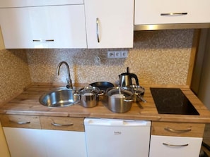 Countertop, Kitchen Sink, Cabinetry, Sink, Tap, Property, Kitchen Appliance, Kitchen Stove, Kitchen, Plumbing Fixture