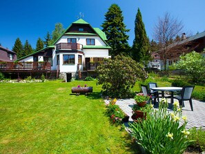 Plant, Sky, Property, Building, Window, Tree, Natural Landscape, Land Lot, House, Grass