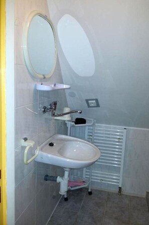 Miroir, Robinet, Évier, Luminaire Plomberie, Lavabo, Salle De Bains, Violet, Design Intérieur, Sol, Bois