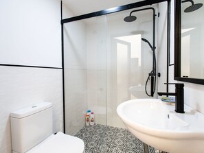 Luminaire Plomberie, Robinet, Propriété, Baignoire, Évier, Miroir, Salle De Bains, Produit, Design Intérieur