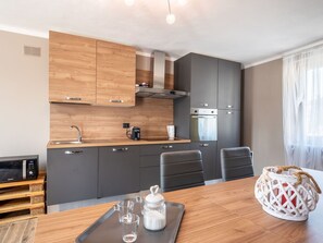 Cabinetry, Comptoir, Meubles, Propriété, Cuisine, Bois, Rideau, Evier, Design Intérieur, Table
