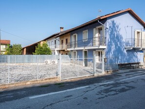 Sky, Window, Building, Tree, Asphalt, Road Surface, Residential Area, Plant, Facade, Road