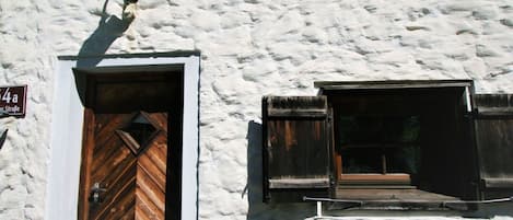 Hout, Venster, Gebouw, Facade, Deur, Rechthoek, Steen, Stenen Muur, Dak, Schaduw