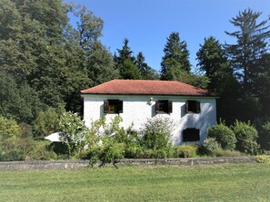 Pflanze, Himmel, Fenster, Gebäude, Baum, Haus, Natürliche Landschaft, Grundstueck, Gras, Hütte