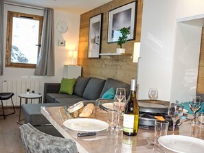 Tabelle, Möbel, Couch, Stuhl, Azurblau, Flasche, Interior Design, Holz, Wohnzimmer, Komfort