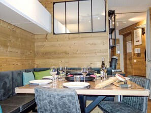 Tabelle, Eigentum, Möbel, Gebäude, Holz, Interior Design, Küche, Wohnzimmer, Flooring, Haus