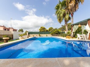 L'Eau, Nuage, Plante, Ciel, Piscine, Arbre, Bâtiment, Mobilier De Jardin, Ombre, Loisir