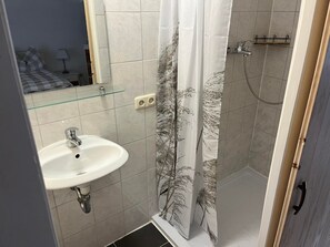 Grifo, Propiedad, Arreglo De Tubería, Lavabo, Lavabo Del Baño, Baño, Espejo, Puerta De La Ducha