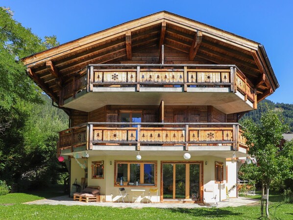 Cielo, Planta, Propiedad, Edificio, Ventana, Árbol, Madera, Cabaña, Vía Muerta, Bienes Raíces