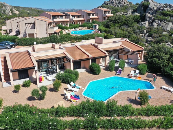 Plante, Bâtiment, Propriété, Fenêtre, Piscine, Bleu Azur, Arbre, L'Eau, Maison, Ciel