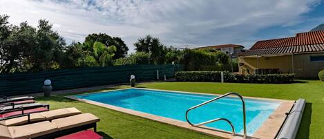 Cloud, Sky, Swimming Pool, Plant, Building, Shade, Tree, Water, Grass, Outdoor Furniture