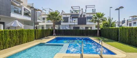 Cielo, Planta, Propiedad, Edificio, Piscina, Ventana, Agua, Árbol, Diseño Urbano, Luz De La Calle