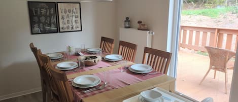 Table, Meubles, Propriété, Chaise, Vaisselle, Bois, Design Intérieur, Table Cuisine Et Salle A Manger, Vaisselle, Sol