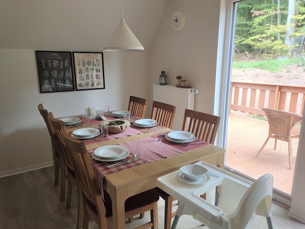 Table, Meubles, Propriété, Chaise, Vaisselle, Bois, Design Intérieur, Table Cuisine Et Salle A Manger, Vaisselle, Sol