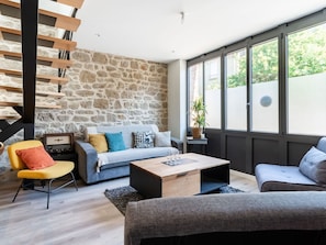 Propriété, Meubles, Canapé, Table, Plante, Confort, Design Intérieur, Ombre, Plante D'Appartement, Salon
