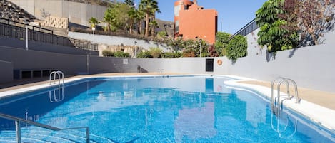 Water, Sky, Daytime, Light, Azure, Swimming Pool, Blue, Body Of Water, Plant