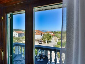 Ciel, Fenêtre, Bâtiment, Plante, Bleu Azur, Ombre, Maison, Design Intérieur, Nuage