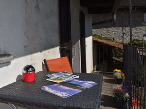 Pflanze, Tabelle, Fenster, Tischdecke, Gebäude, Rechteck, Haus, Flooring, Holz, Linens