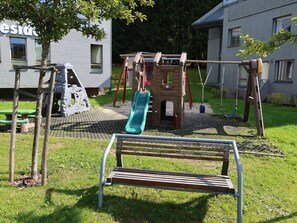 Extérieur Banc, Fenêtre, Plante, Arbre, Mobilier De Jardin, Herbe, Espace Public, Maison, Loisir