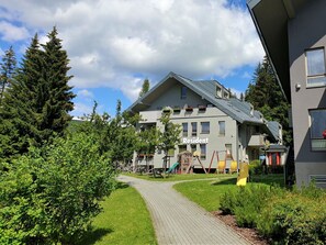 Wolke, Himmel, Pflanze, Gebäude, Fenster, Haus, Grundstueck, Baum, Gras, Hütte