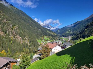 Wolke, Himmel, Pflanze, Berg, Grün, Natürliche Landschaft, Hochland, Baum, Gebäude, Vegetation