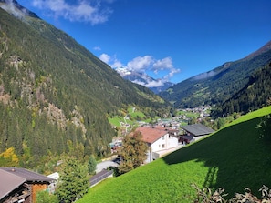 Wolke, Himmel, Pflanze, Berg, Grün, Natürliche Landschaft, Hochland, Baum, Gebäude, Vegetation