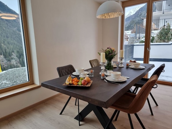 Tabelle, Möbel, Eigentum, Holz, Stuhl, Interior Design, Komfort, Fussboden, Pflanze, Flooring