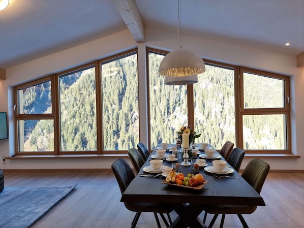Tabelle, Möbel, Eigentum, Fenster, Schatten, Holz, Komfort, Interior Design, Beleuchtung, Gebäude