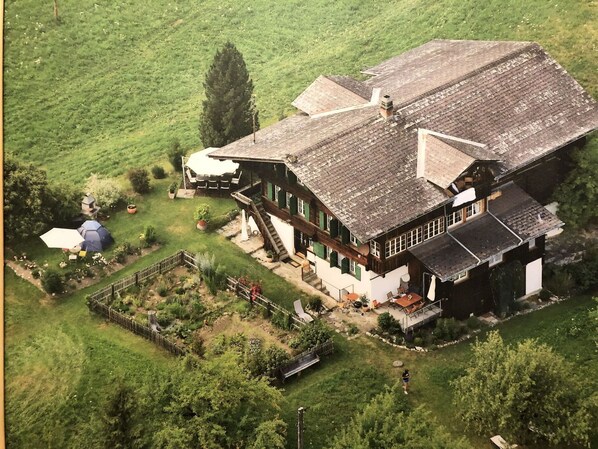 Pflanze, Gebäude, Natürliche Landschaft, Baum, Haus, Grundstueck, Gras, Hütte, Landschaft, Ländliches Gebiet