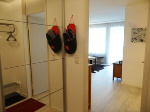 Interior Design, Fussboden, Flooring, Holz, Gebäude, Automobil-Design, Decke, Regale